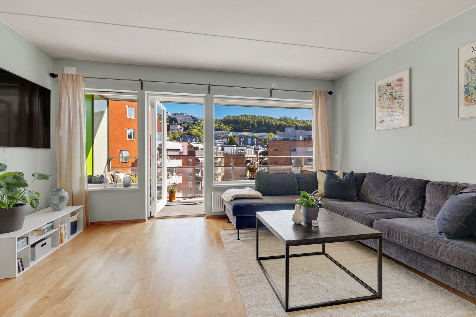 Fra stuen har du utgang til balkongen. Galleribilde