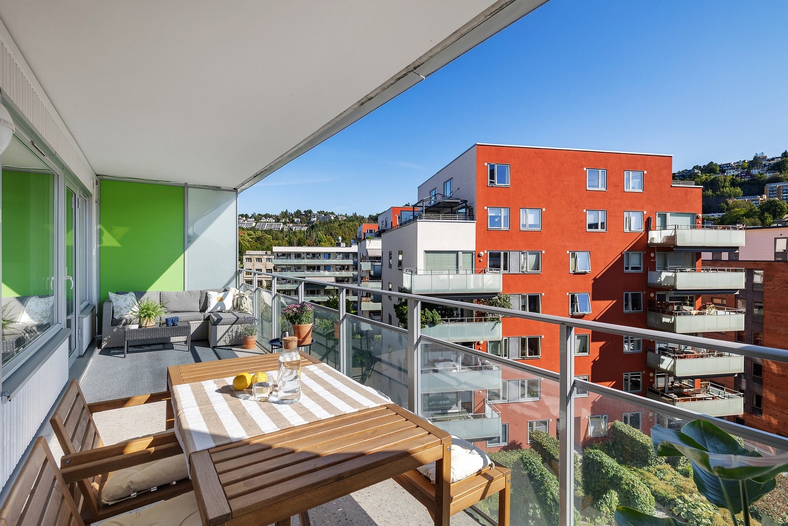 Balkongen har god plass til grill og utemøblement. Galleribilde