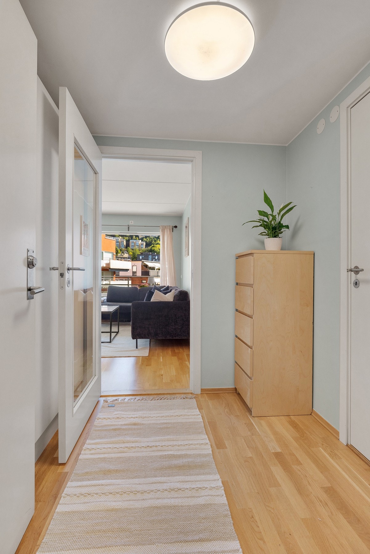 I entréen har du har god plass til møblement for oppbevaring av sko og jakker. Galleribilde