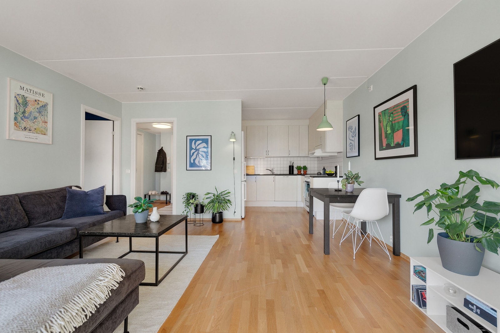 Stuen fører inn i en åpen kjøkkenløsning. Galleribilde