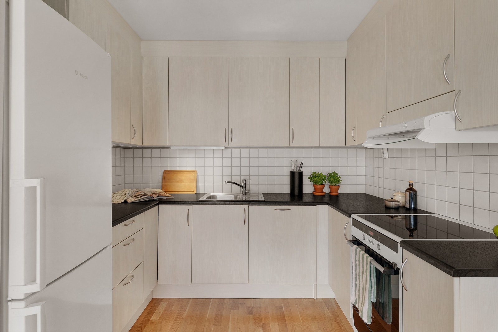 Kjøkkeninnredning fra Aubo, med frittstående og integrerte hvitevarer - alle hvitevarer medfølger. Galleribilde