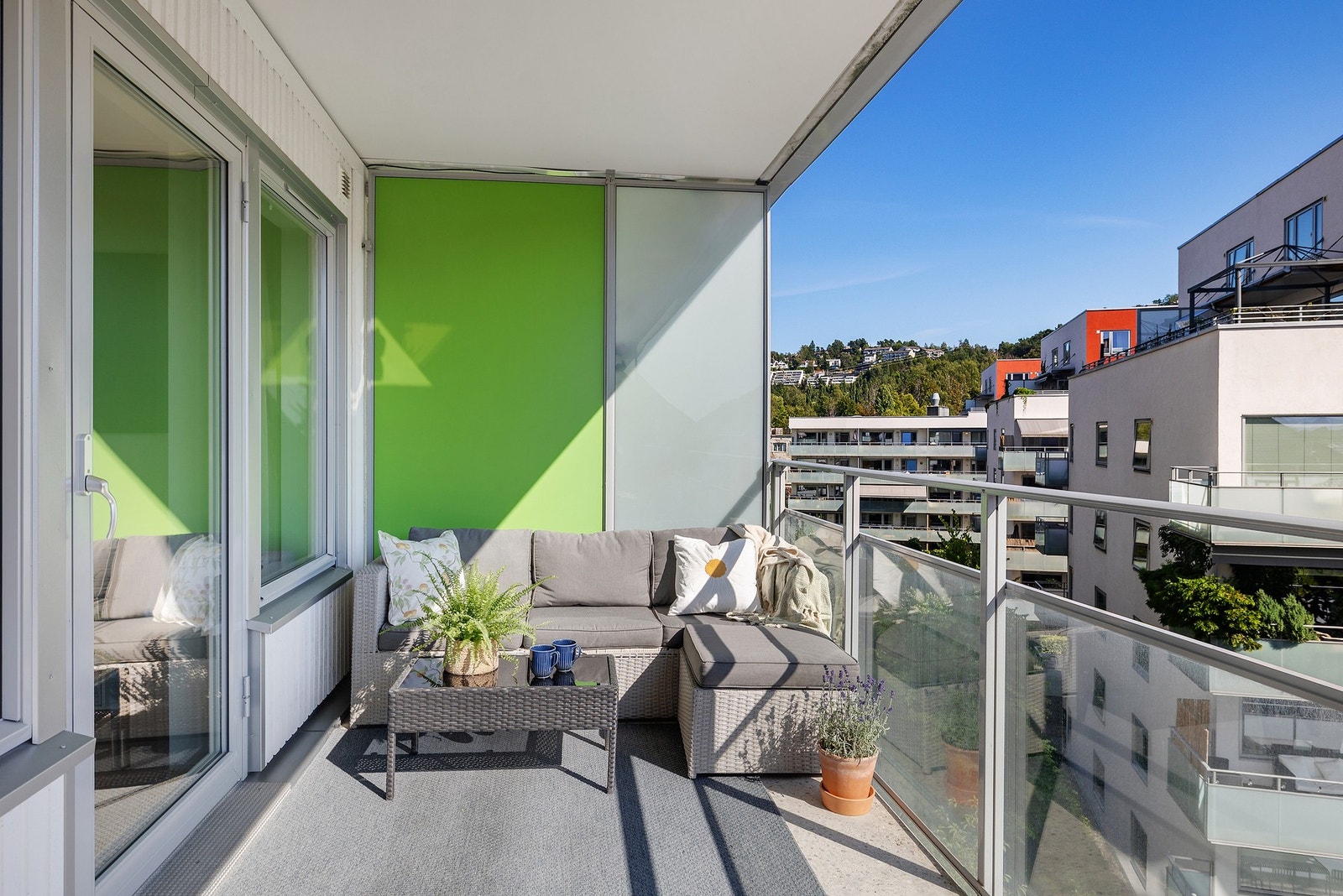 Herlig, sydvendt balkong på ca. 16 kvm med sol fra ca. kl. 10.00 til 18.00 på sommeren. Galleribilde