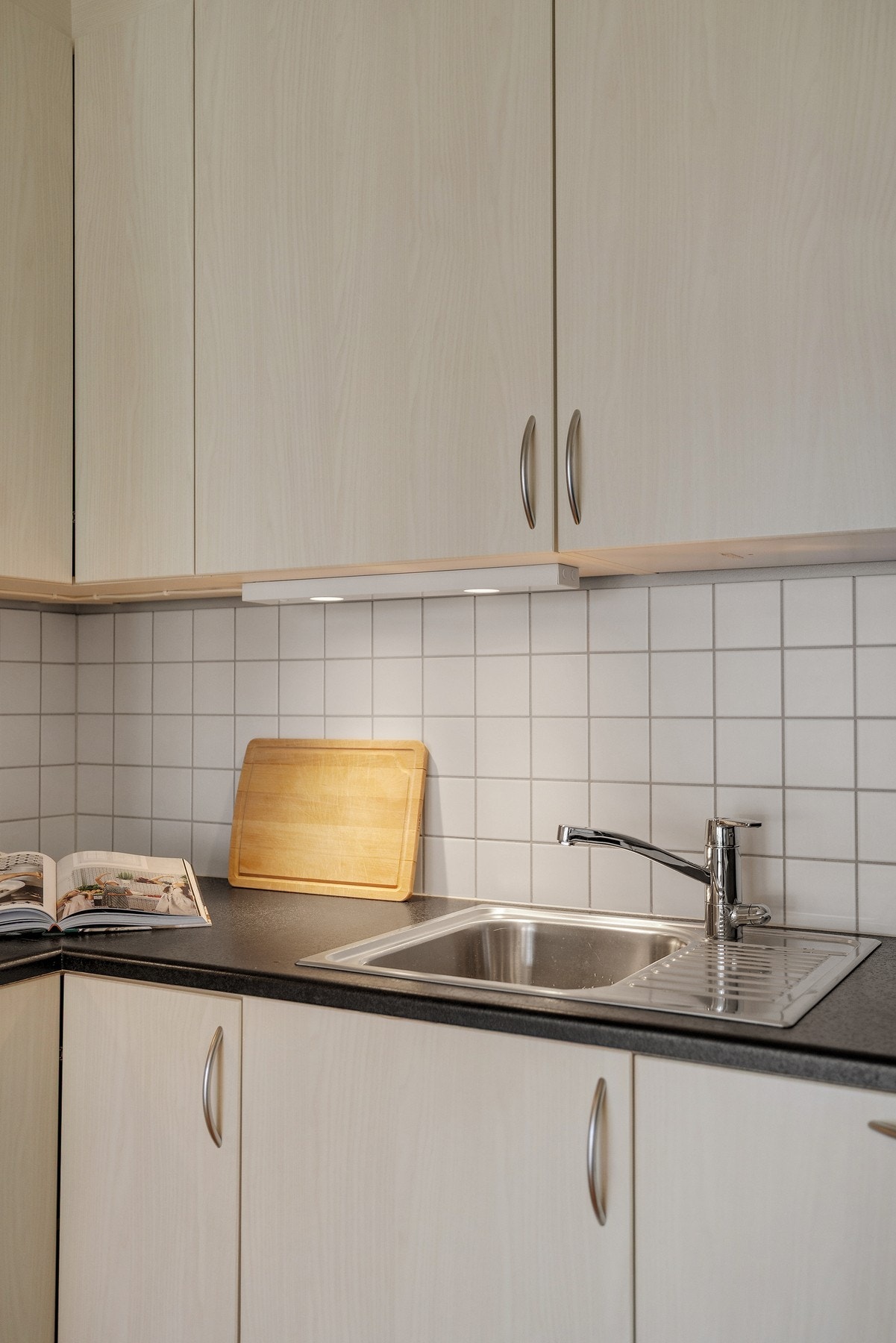 Innredningen har glatte fronter og laminert benkeplate med nedfelt oppvaskkum. Galleribilde