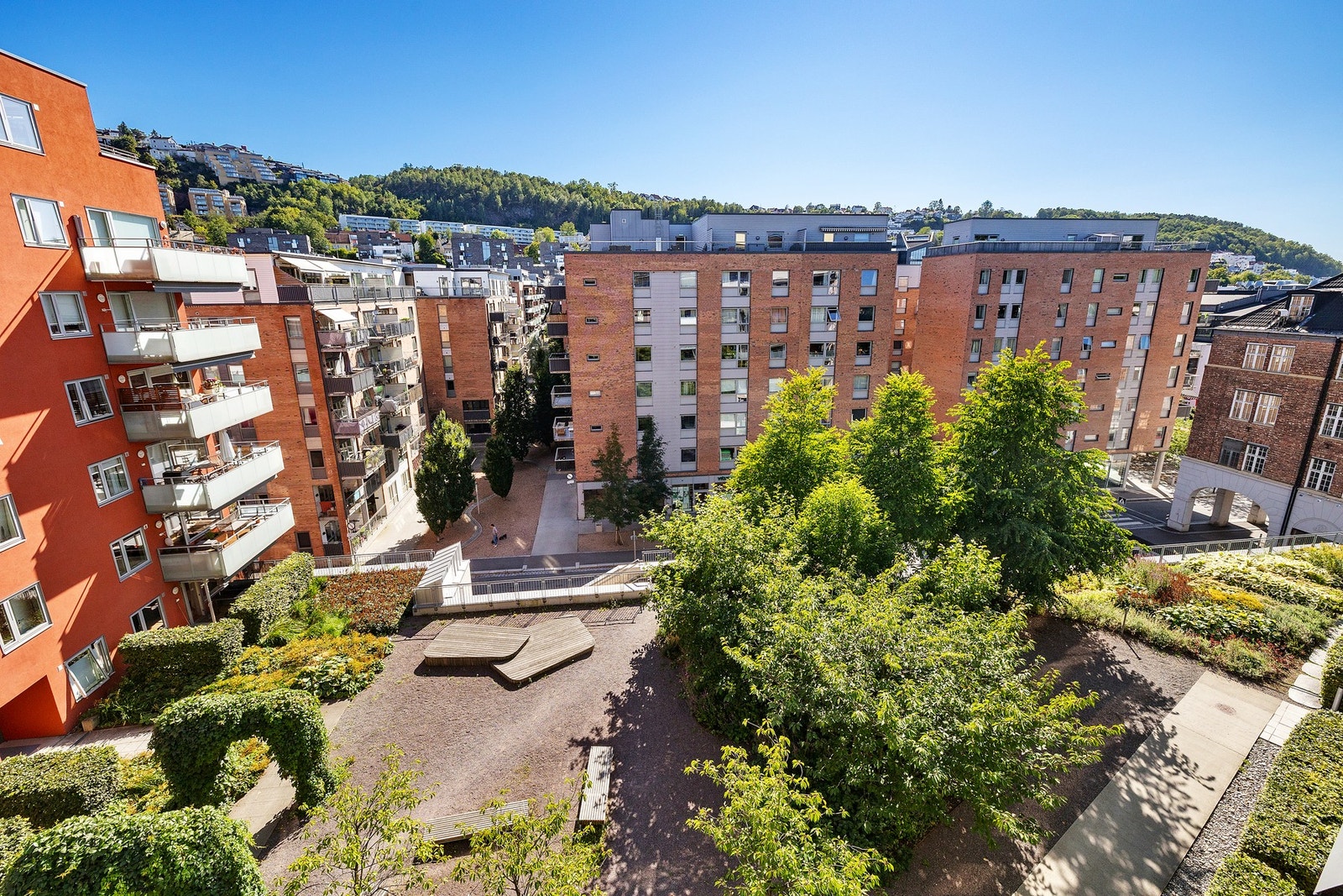 Balkongen har en unik intern beliggenhet - med mye luft og tilnærmet ingen innsyn i motsetning til hva man finner mye ellers i området. Galleribilde