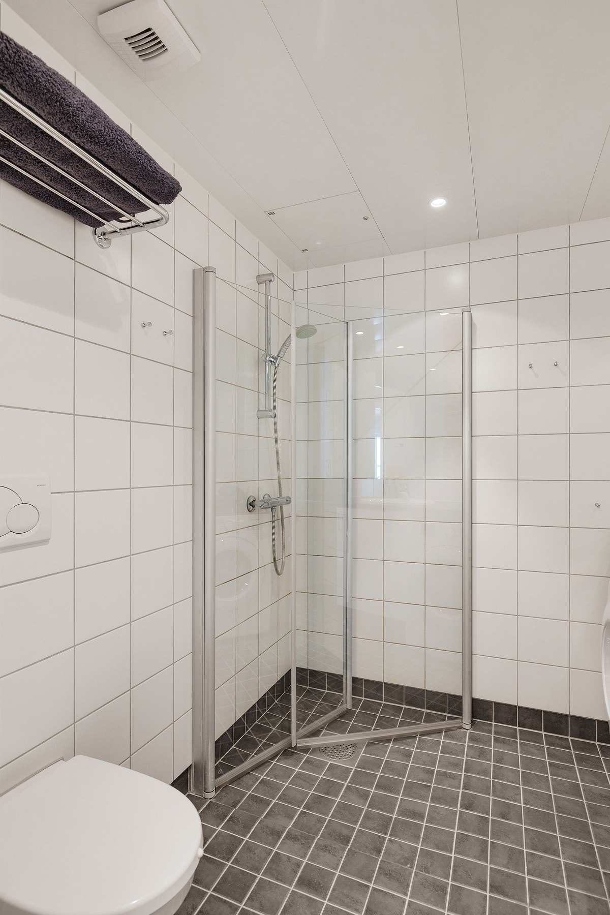 Dusjhjørnet har innfellbare glassdører. Galleribilde