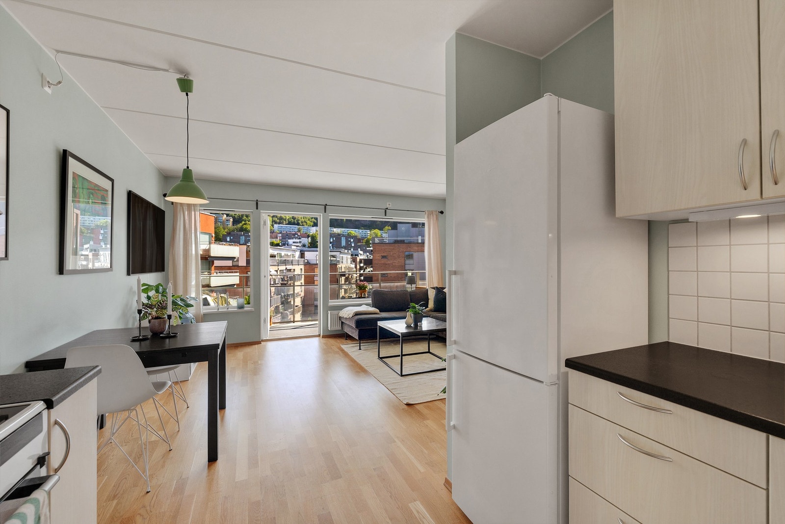 Den åpne løsningen gir en hyggelig atmosfære. Galleribilde