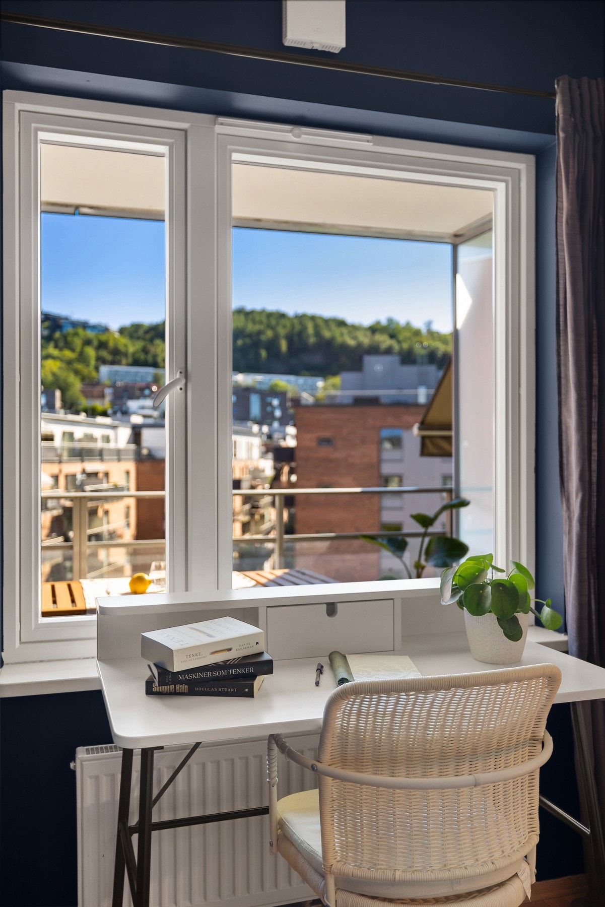 På soverommet er det plass til skrivebord rett ved vinduet. Galleribilde