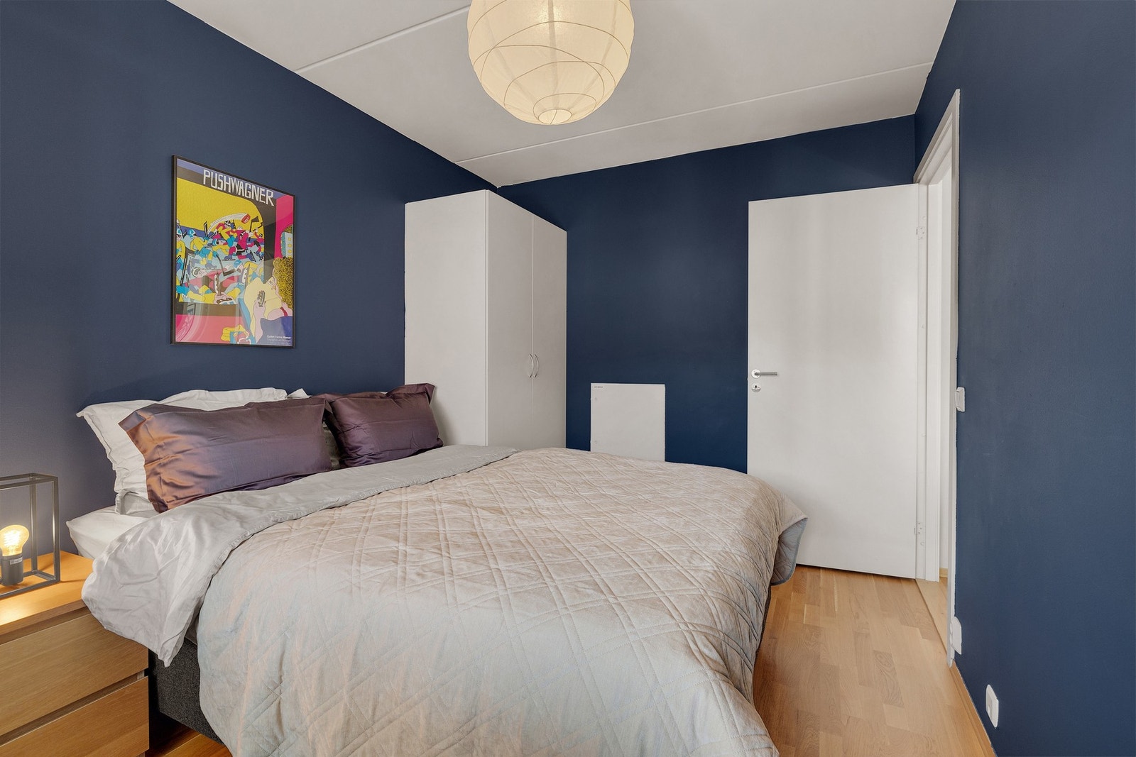 Det er god plass til dobbeltseng og nattbord. Galleribilde