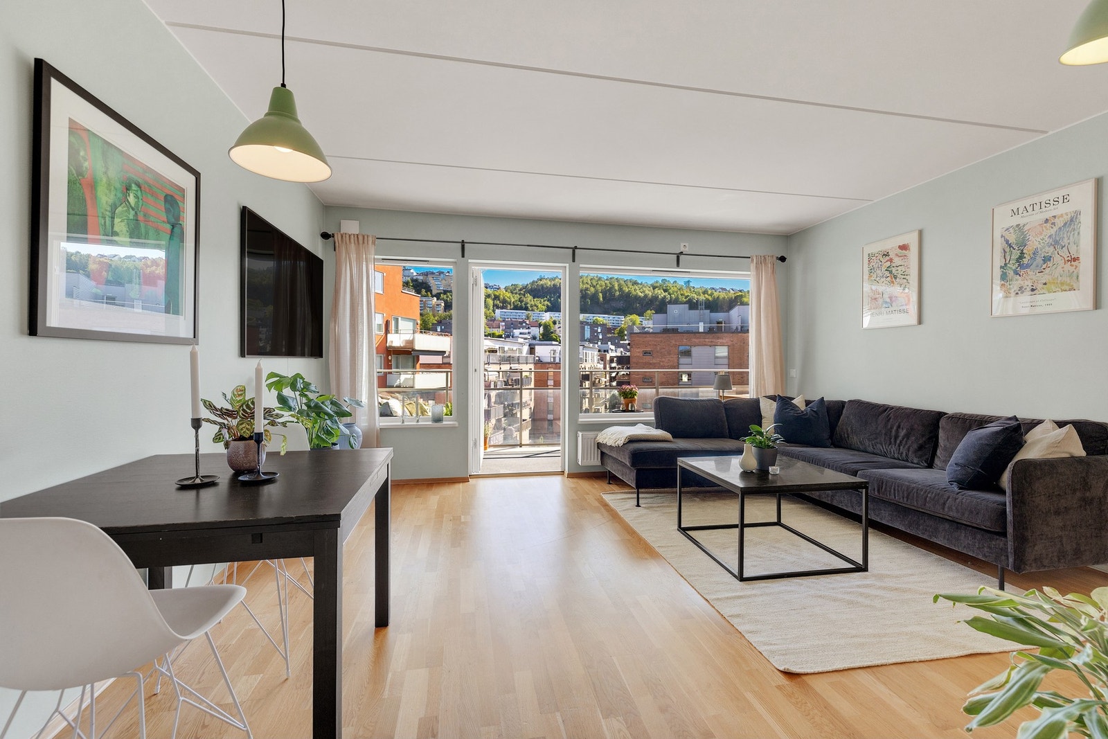 Stuen fremstår lys og luftig med store vindusflater som gir rikelig med lysinnslipp. Galleribilde