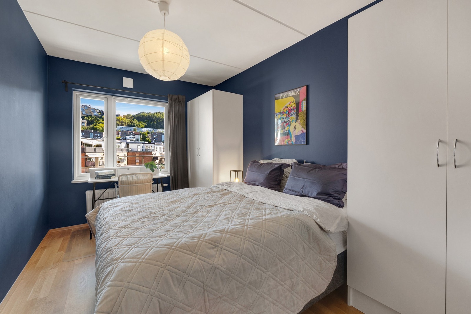 Leiligheten har et stort soverom med mye plass til oppbevaring. Galleribilde