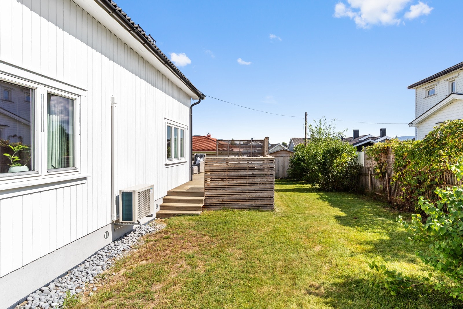 Koselig terrasse og fin hage. Galleribilde