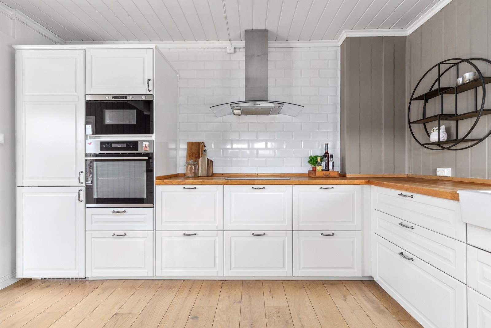 Kjøkken med integrerte hvitevarer. Galleribilde