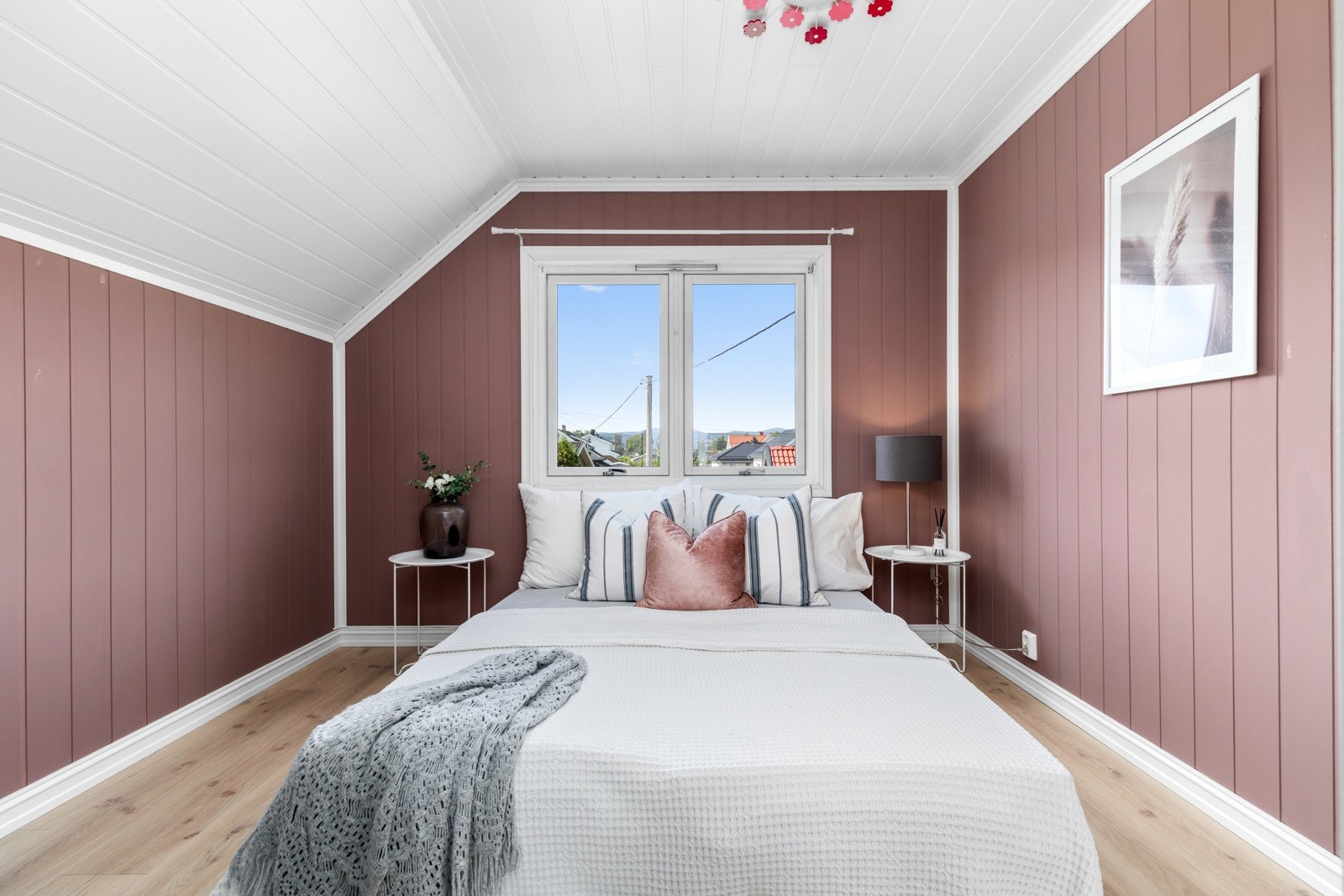 Soverom nr. to oppe. Delikate farger også her. Galleribilde