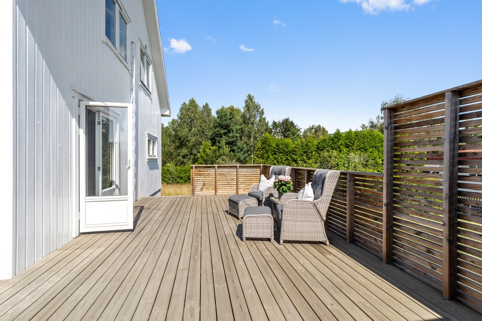 God plass til forskjellig utemøblement. Galleribilde