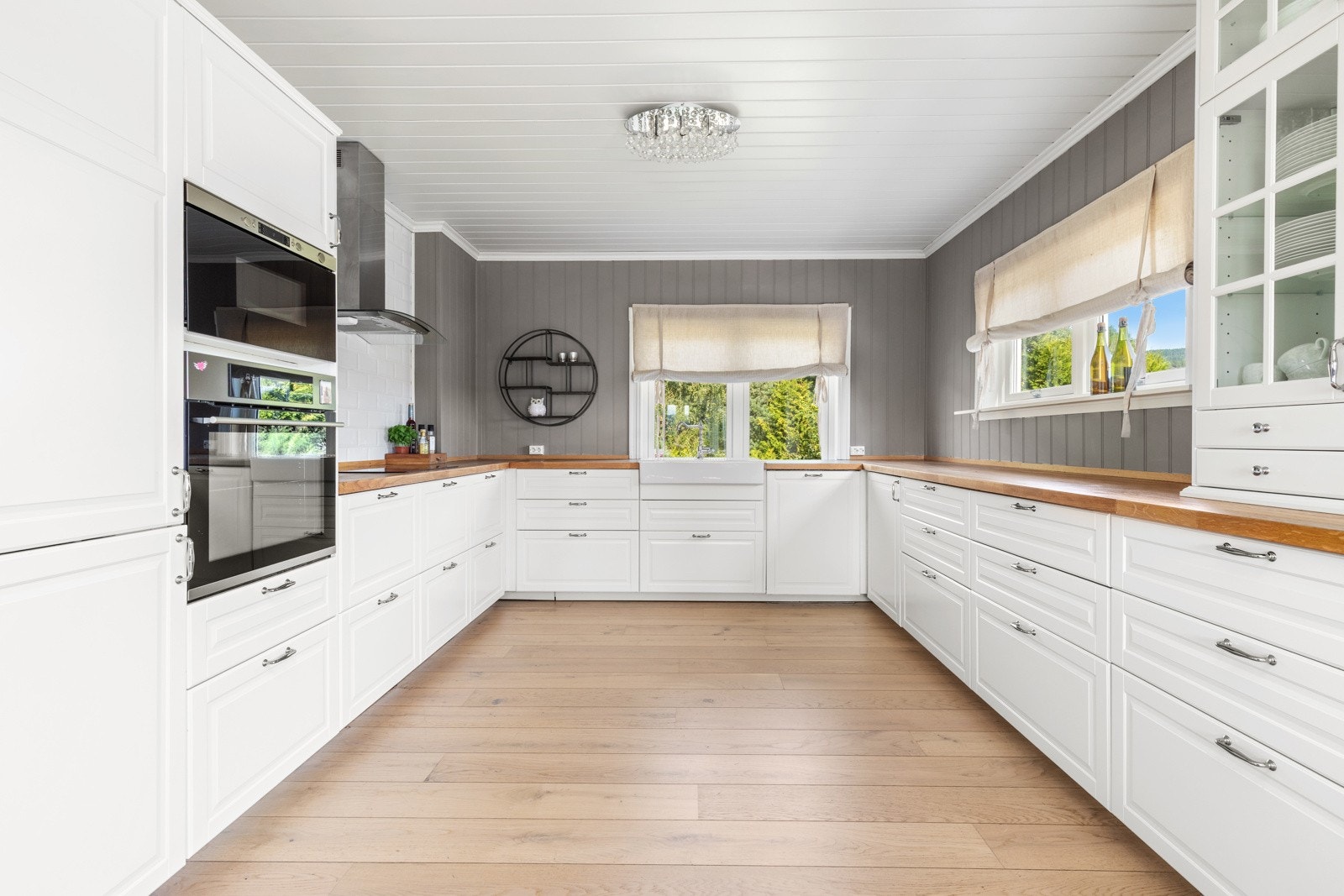 Innredningen har godt med skap- og benkeplass. Galleribilde