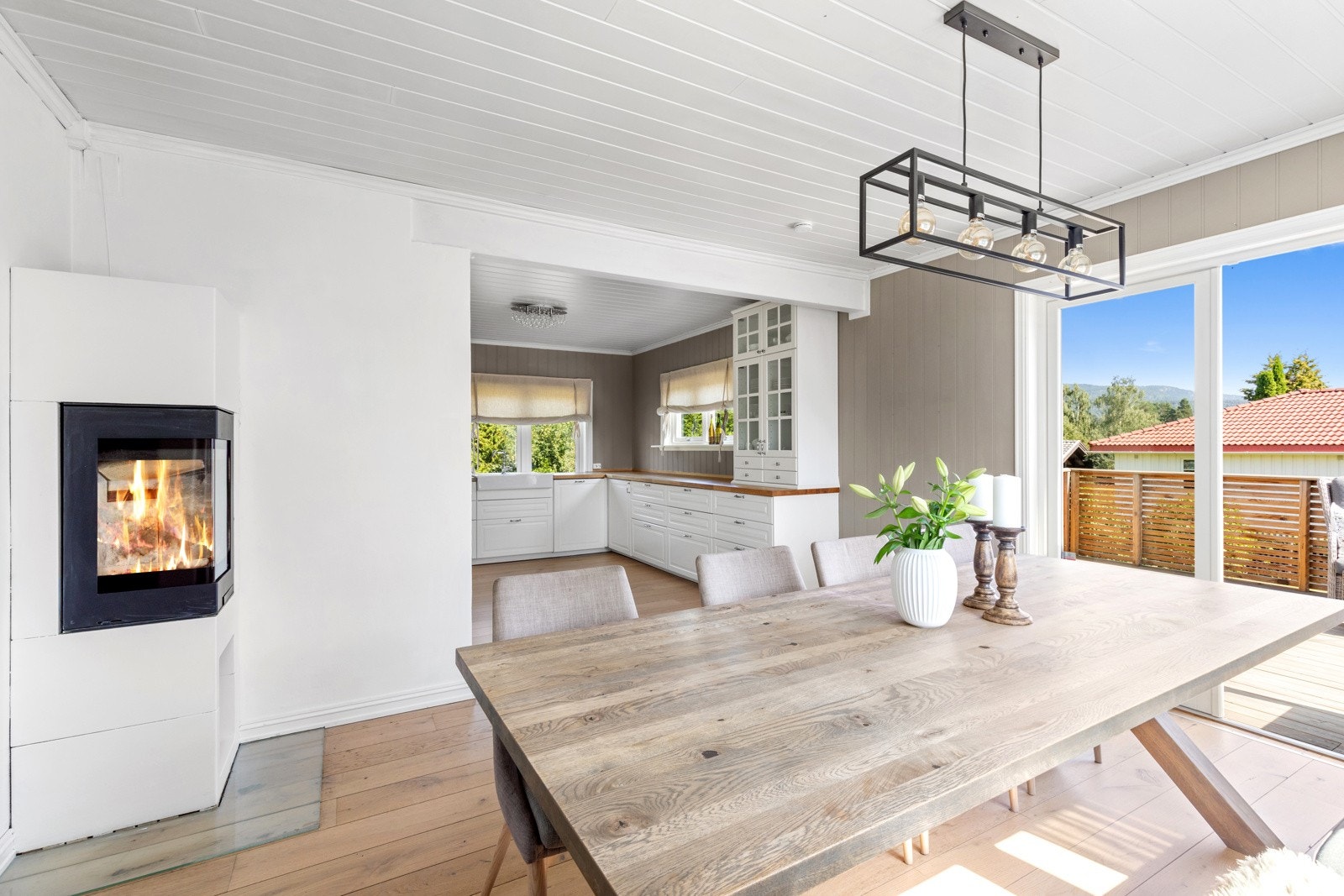 Kjøkkenet ligger delvis skjermet fra spisestue og stue. Galleribilde