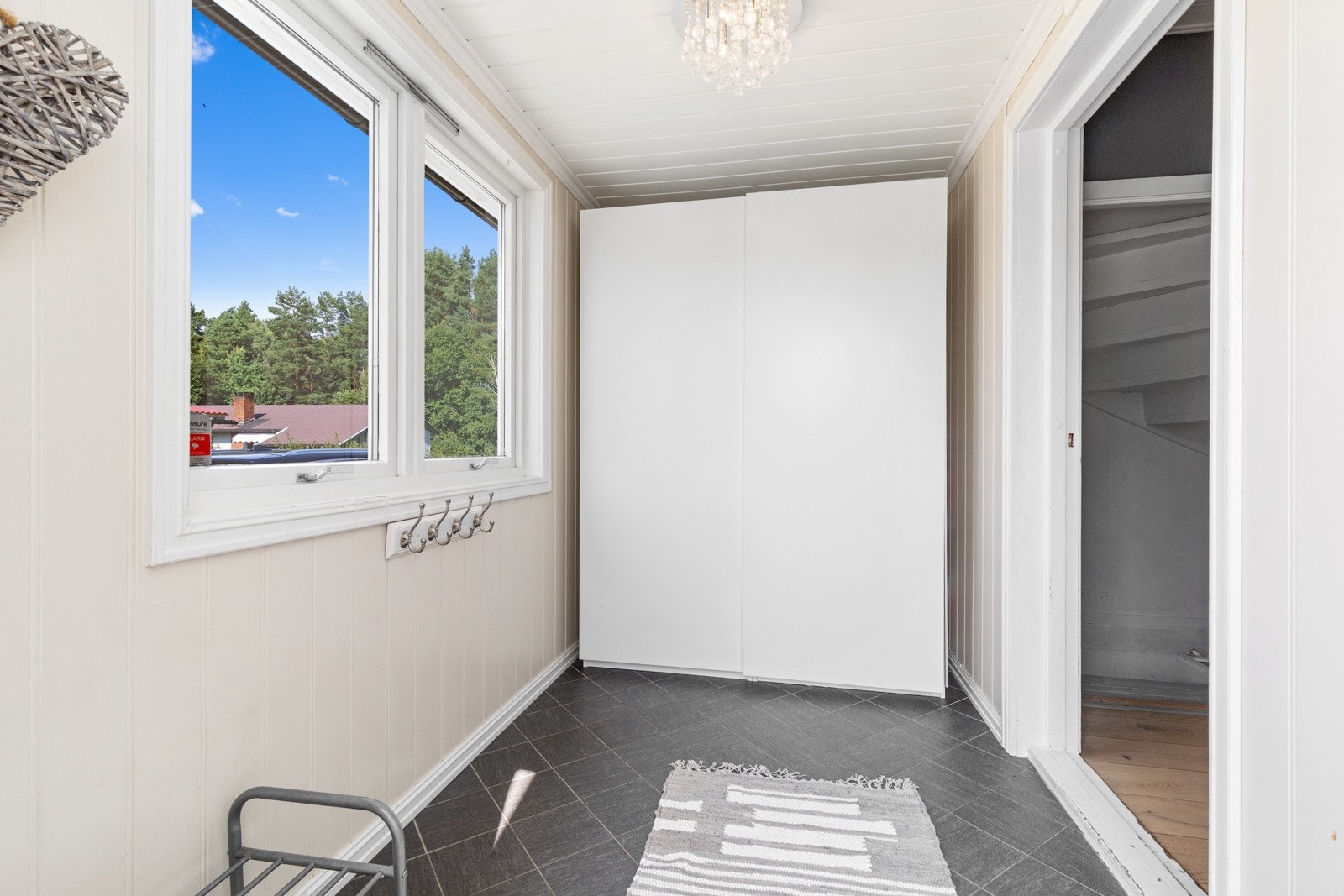 Entré med god plass til å henge fra seg yttertøy. Galleribilde