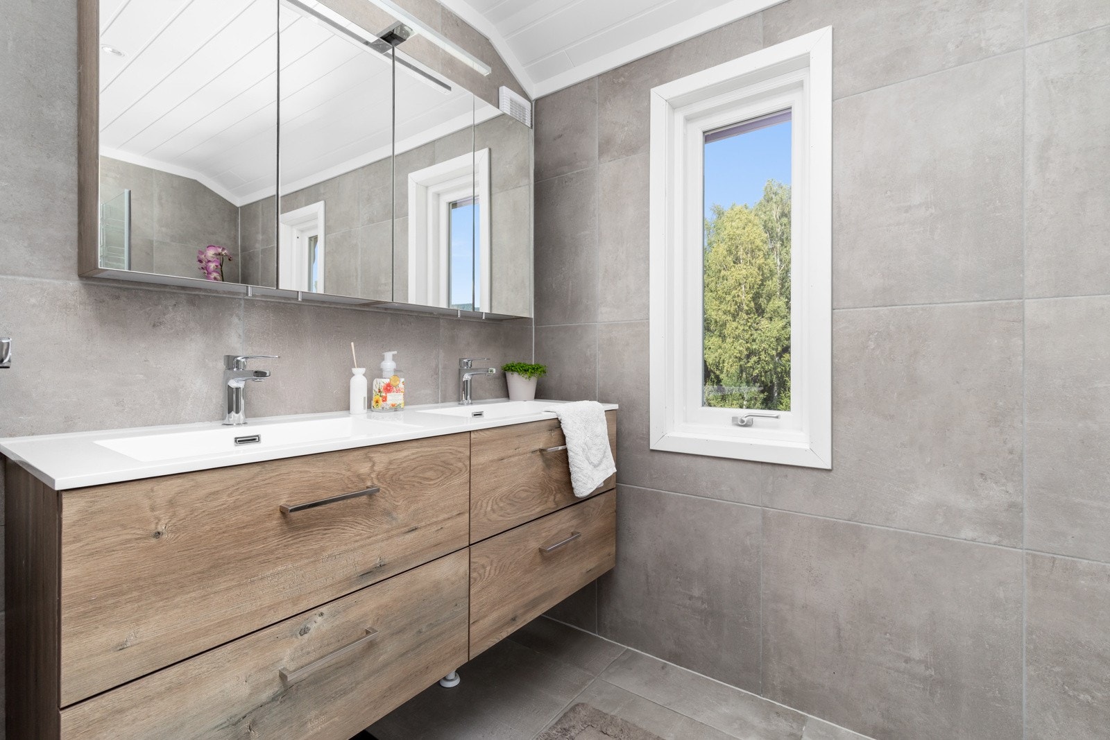 Skuffeinnredning med speilskap over. Delikat og innbydende. Galleribilde