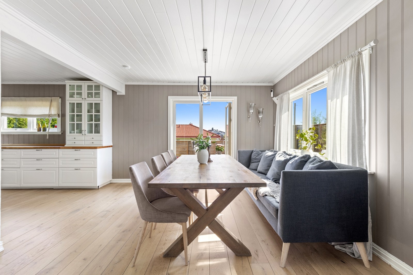 Spisestuen - her er det god plass til langbord og mange gjester. Galleribilde