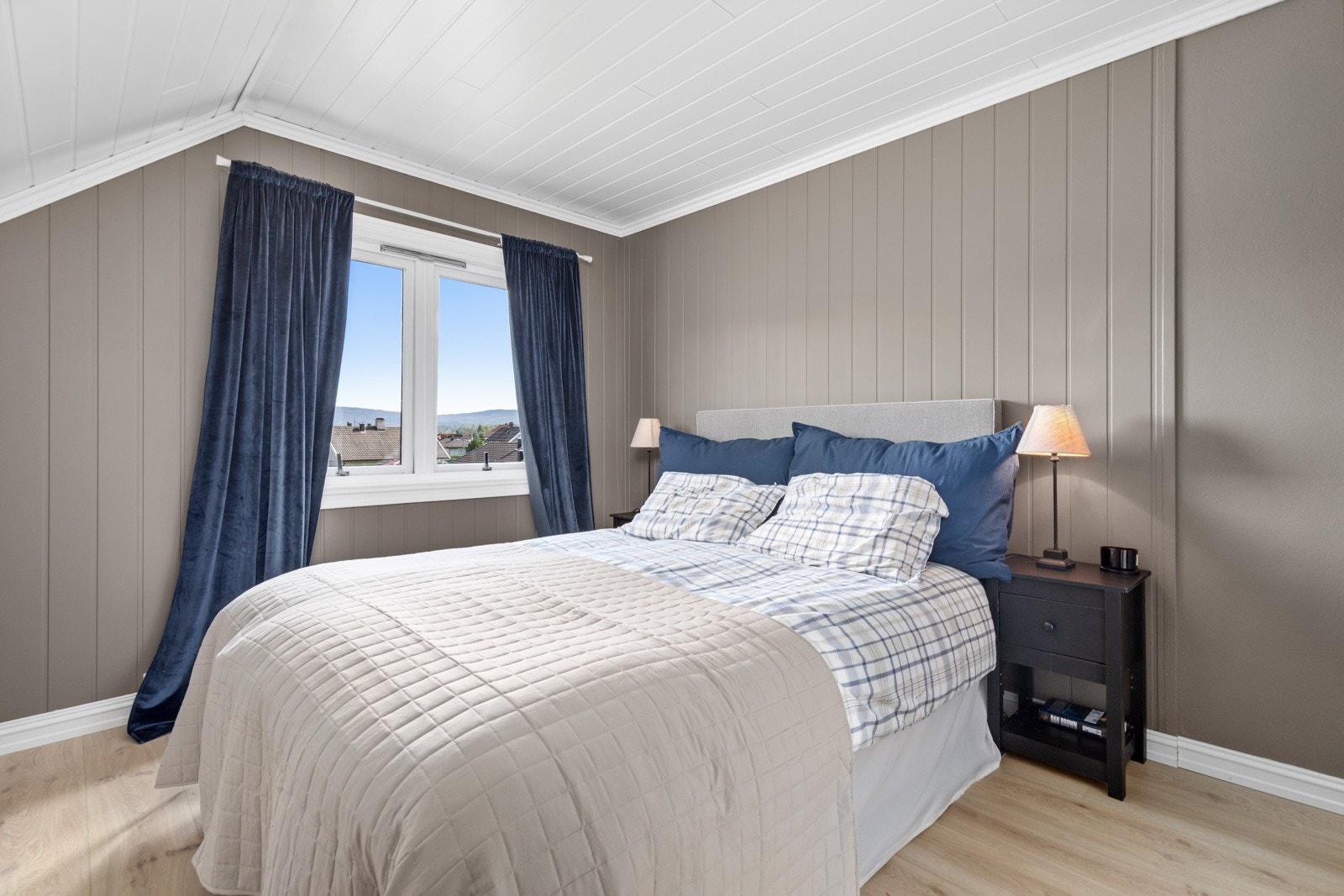 Hovedsoverommet har god plass til dobbeltseng og er malt i duse farger. Galleribilde