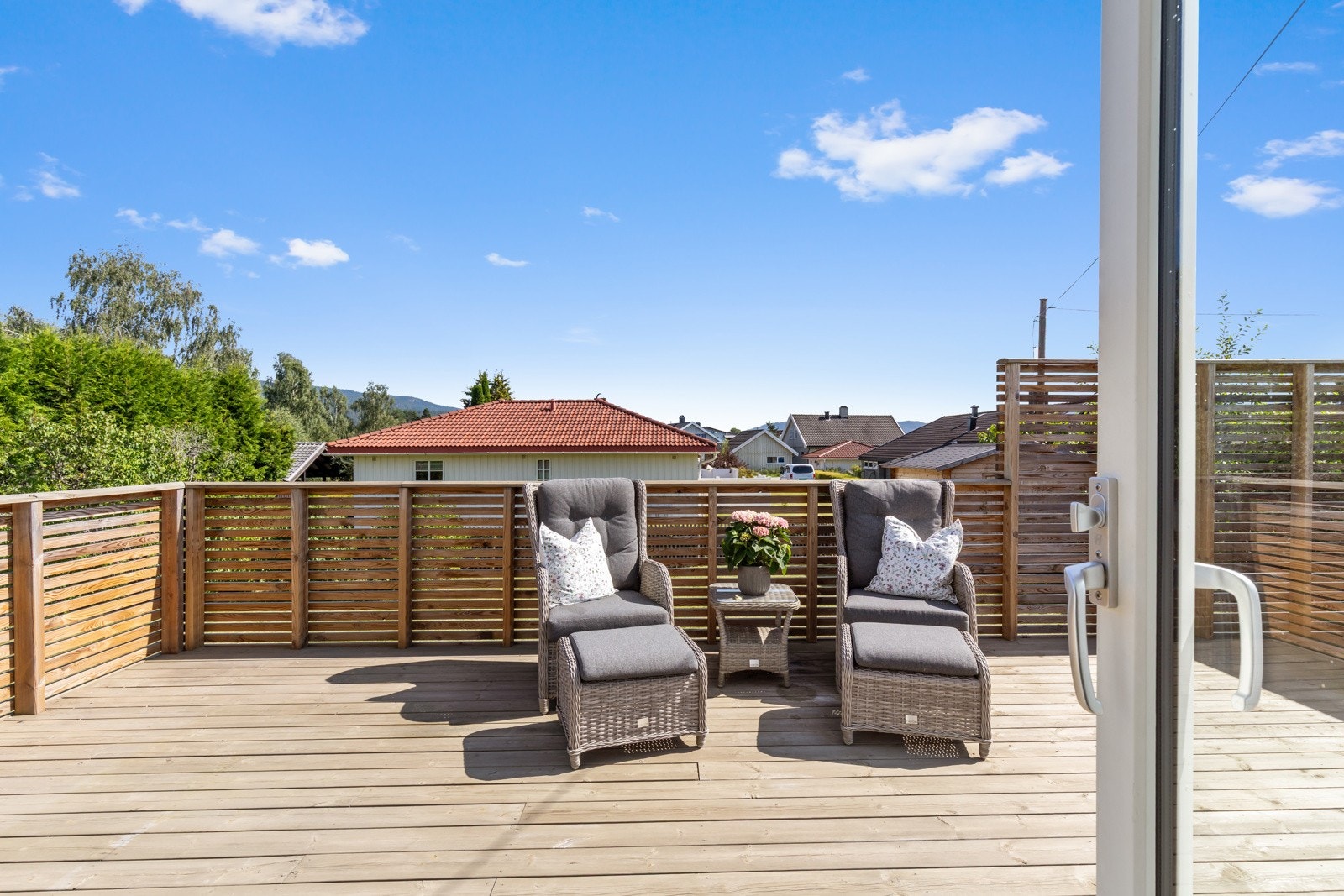 Ut fra spisestuen har man tilgang til solrik terrasse. Galleribilde