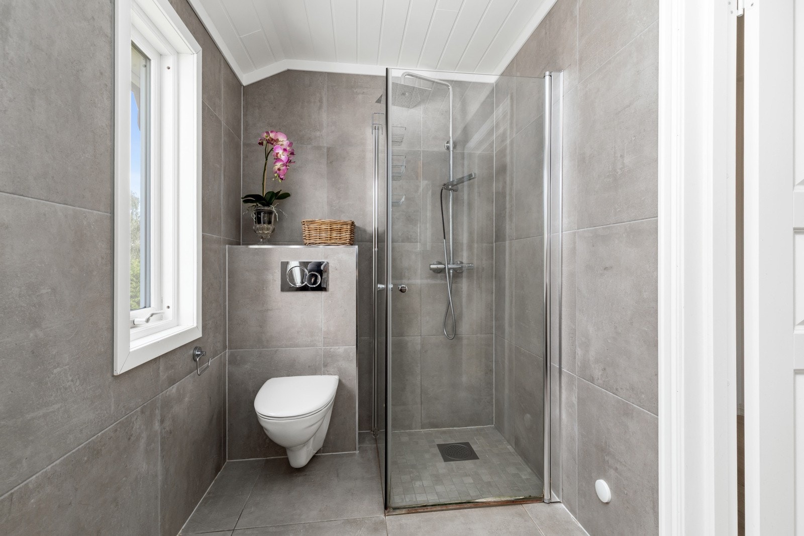 Pent flislagt bad. med dusjhjørne og vegghengt wc. Galleribilde