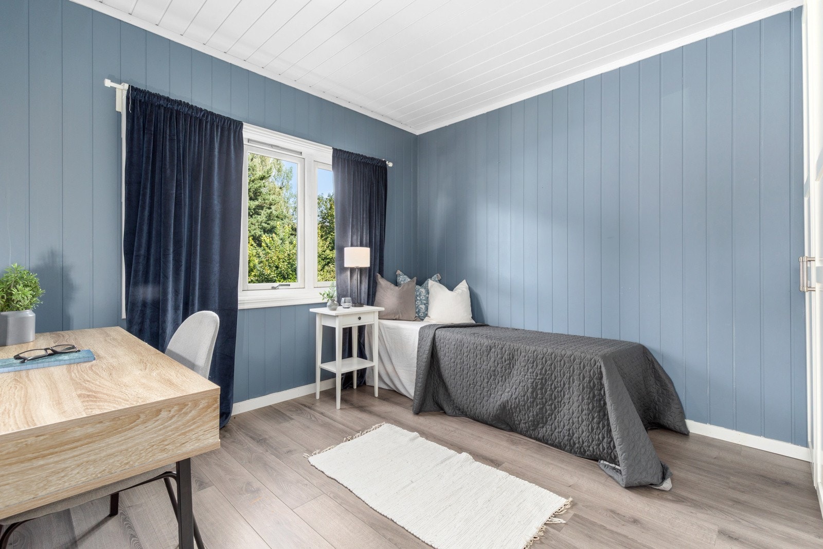 I første etasje finner man også et praktisk soverom. Galleribilde