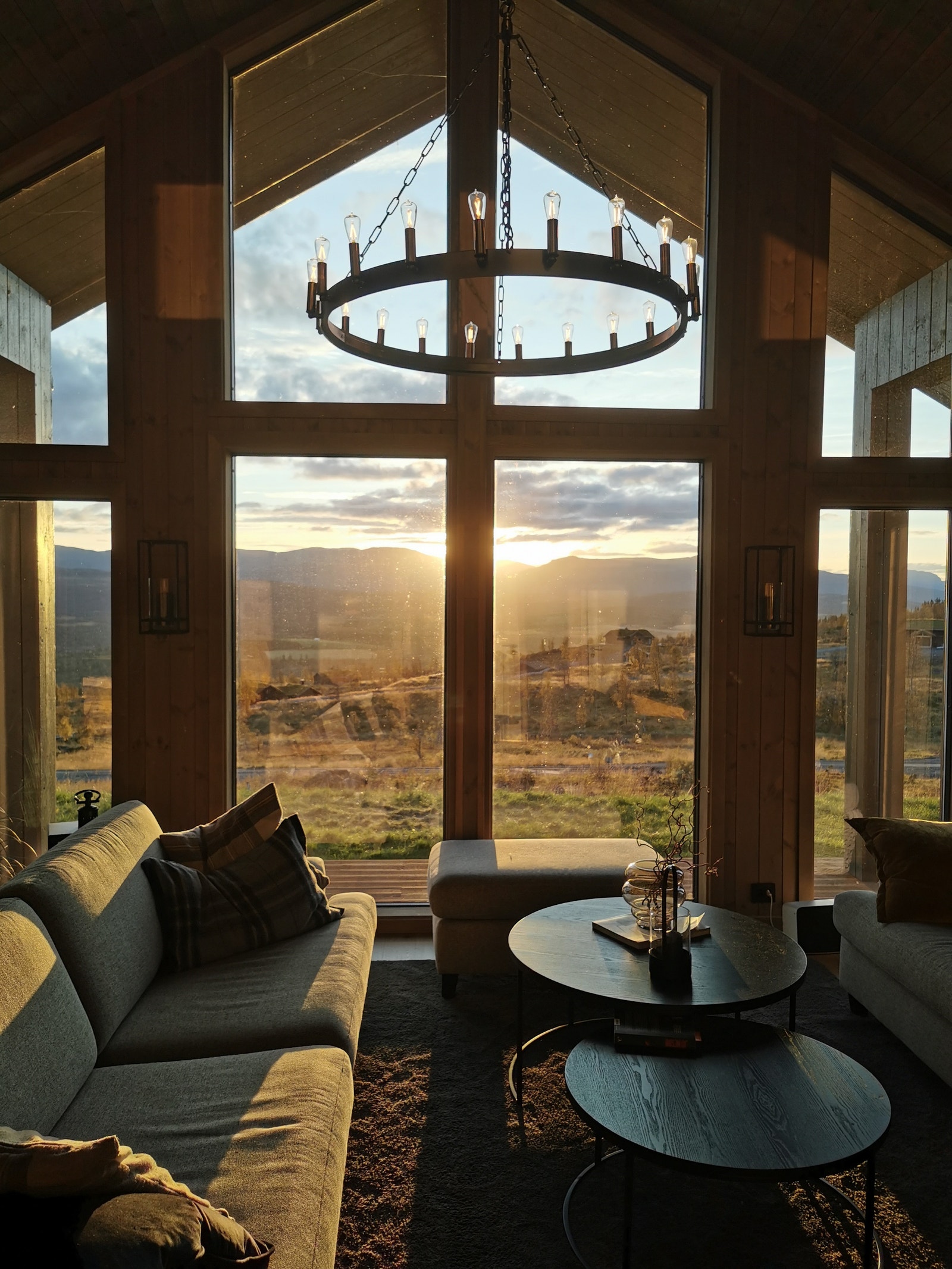 Majestetisk utsikt fra stuen mot fjellene i vest. Solforholdene på Høyset Panorama er upåklagelig med sol fra tidlig morgen til sen kveld. Bilde fra tilsvarende Solheim-hytte bygget på tomt 68. Galleribilde