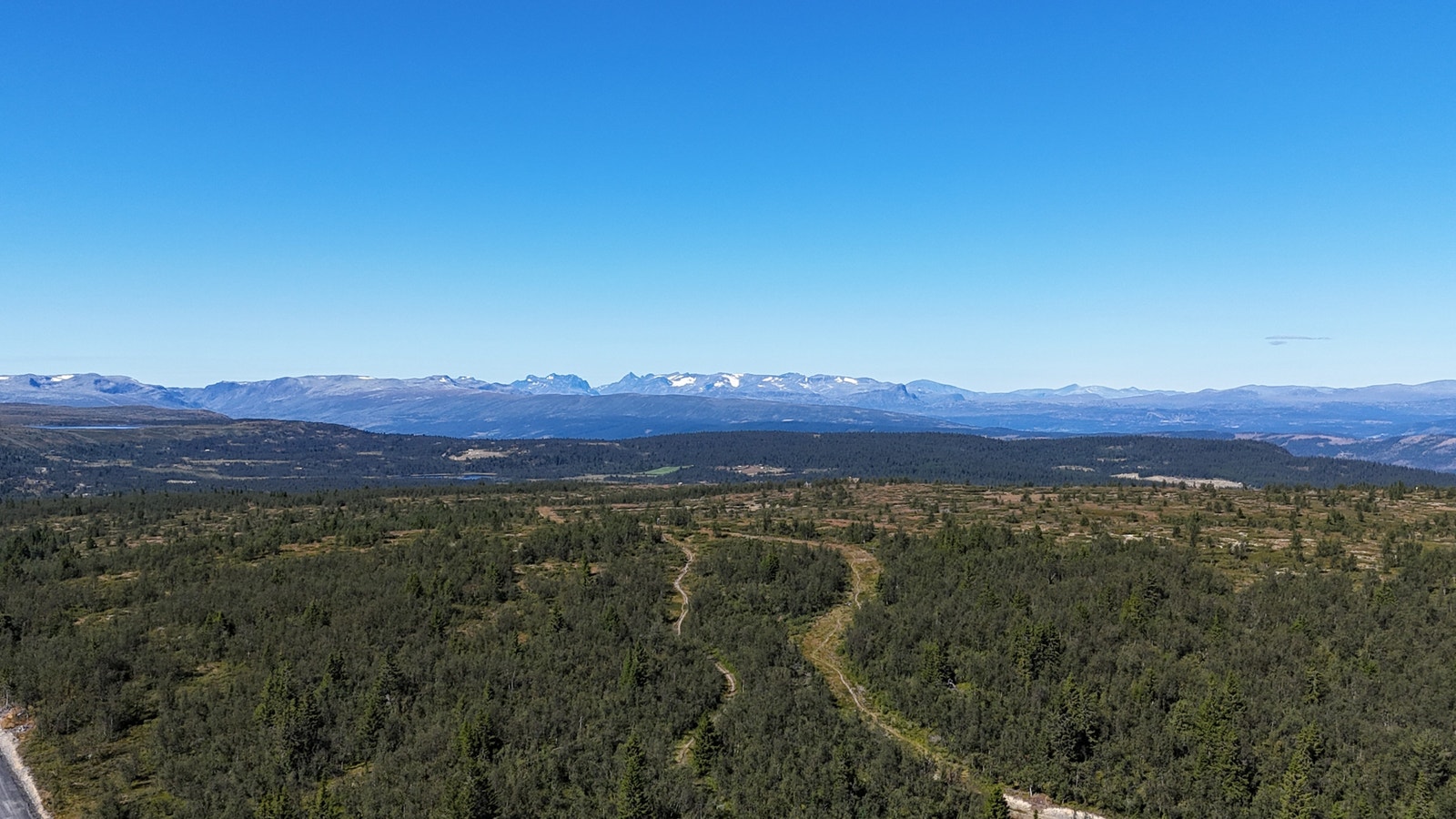 Etter en kort spasertur fra hytetomten så får du denne fantastiske panoramautsikten inn mot Jotunheimen. Galleribilde