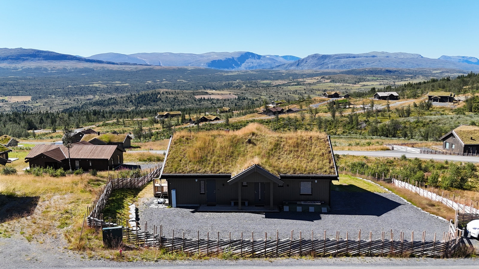 Denne utsikten går du aldri lei! Annonsert tomt ligger ved siden av denne tomten. Galleribilde