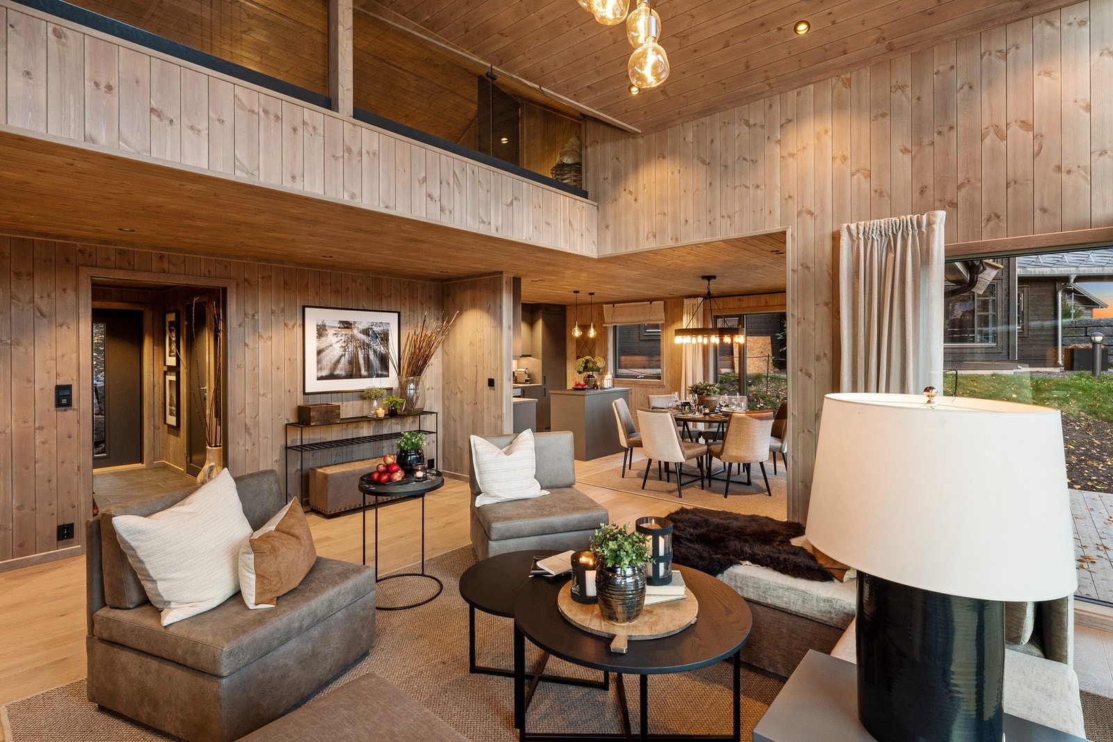 Stuen er stor og god med mange møbleringsmuligheter. Bildet er fra visningshytta på Hellerudsletta. Galleribilde