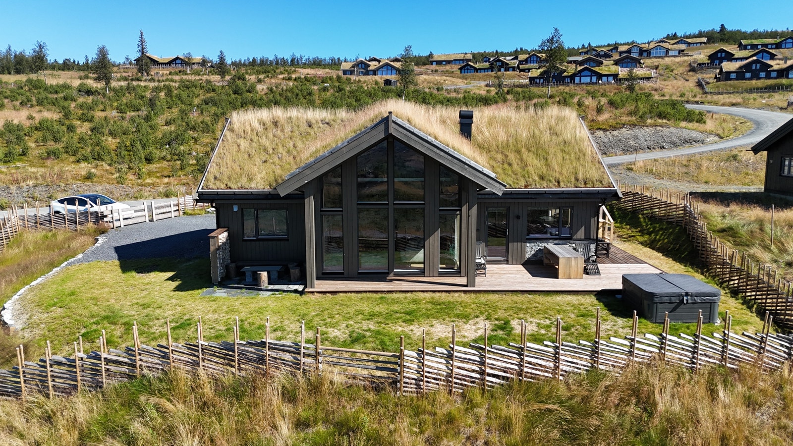 Tidligere bygget kundetilpasset Solheim 110 på tomt 68 beliggende ved siden av annonsert tomt. Store vindusflater som gir mye lys i hytta og en formidabel utsikt mot Vestfjella Gråkampem, Gilafjell og Hemsedalsfjella Galleribilde