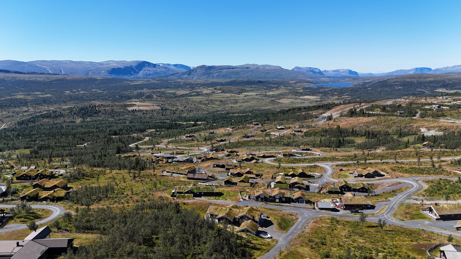 Spredte tomter i åpent terreng solrikt beliggende mot vest. Både skiløype, turstier og sykkelveier går gjennom hyttefeltet. Høyset Panorama må oppleves! Galleribilde