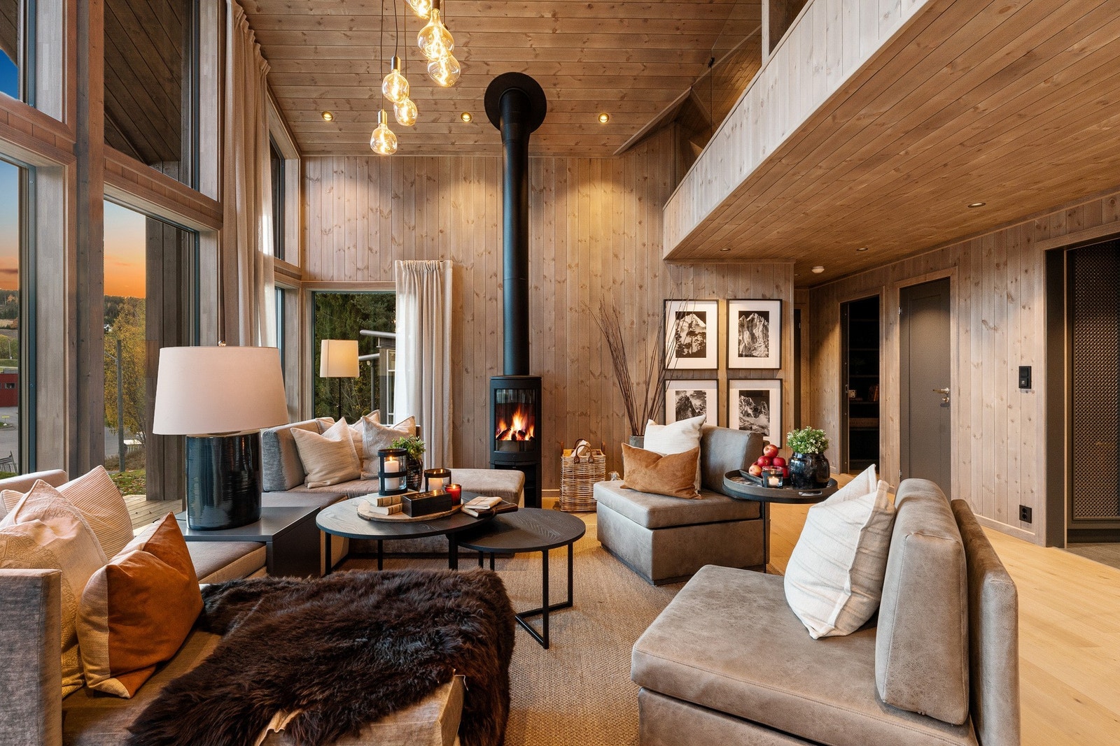 Hva er vel bedre enn kos foran peisen etter en lang dag ute i frisk fjelluft? Bildet er fra visningshytta på Hellerudsletta. Galleribilde