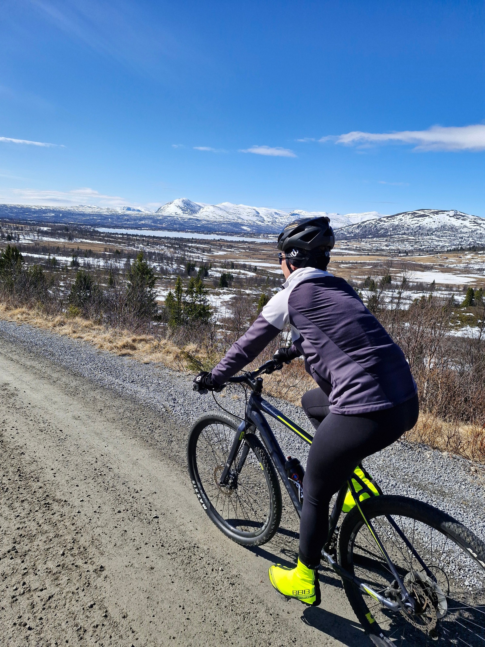 Sykkeltur påsken 2025 med Høyset Panorama som utgangspunkt. Her ser vi Skogshorn og Golsfjellet Galleribilde