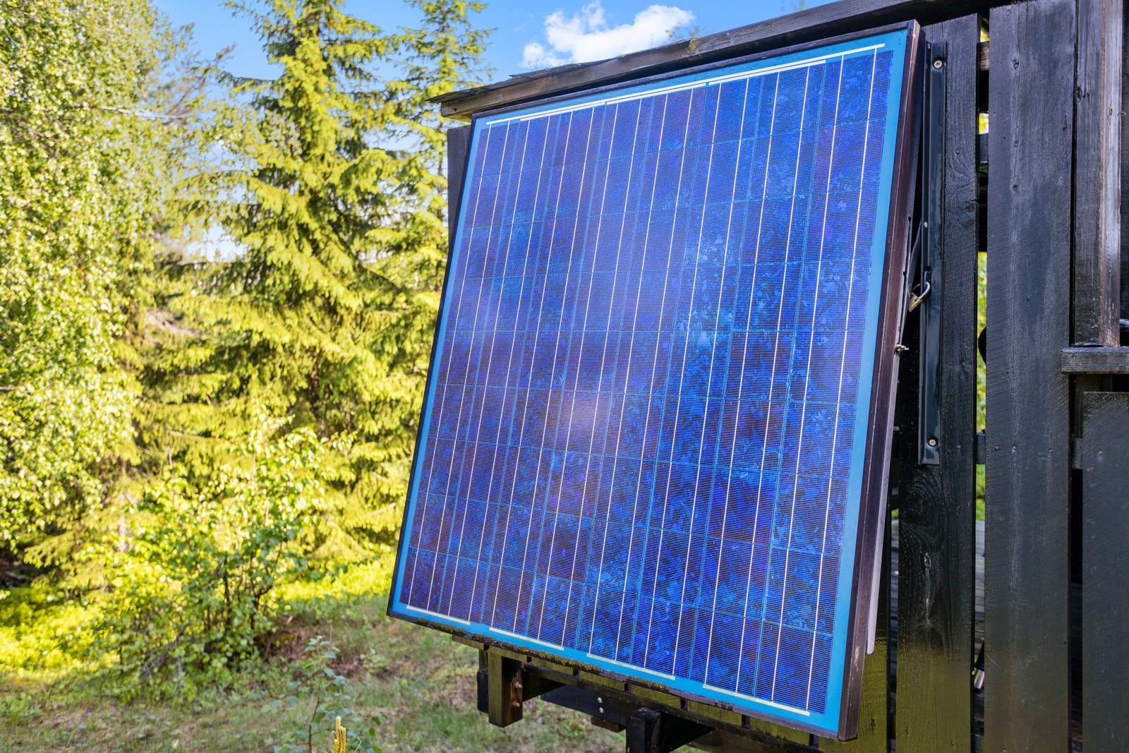 Hytta har solcellepanel som sørger for strøm Galleribilde