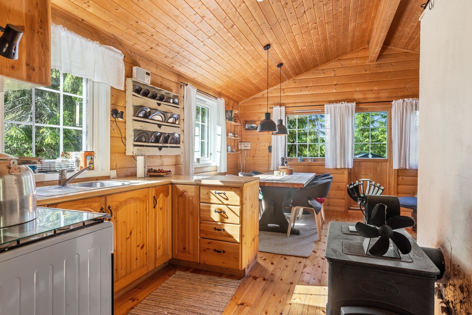 Videre beveger vi oss inn til kjøkkenet, som har åpen og hyggelig løsning inn til stua og spisestuen. Galleribilde