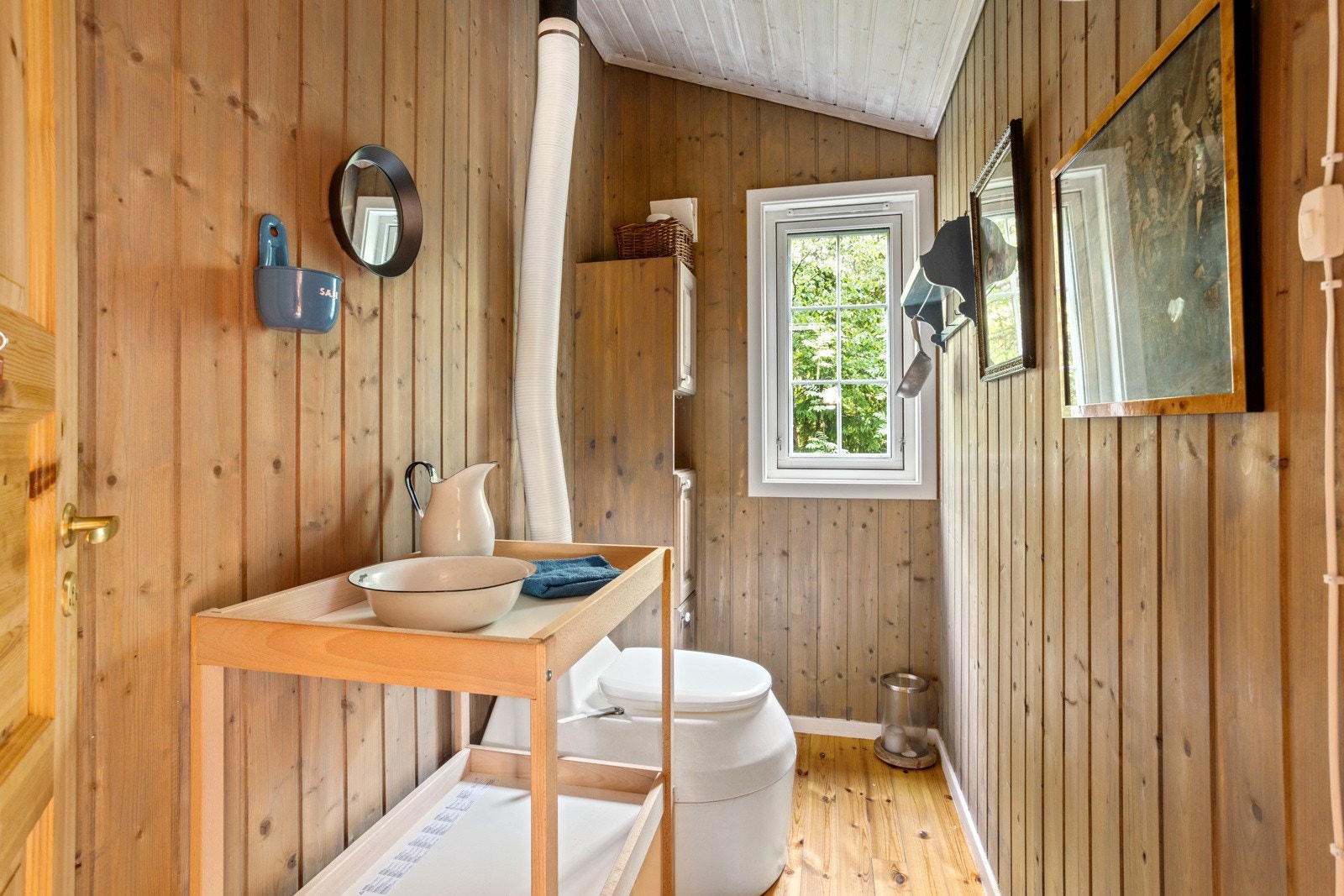 På toalettrommet er det montert bio-toalett. Det er ikke innlagt vann. Galleribilde