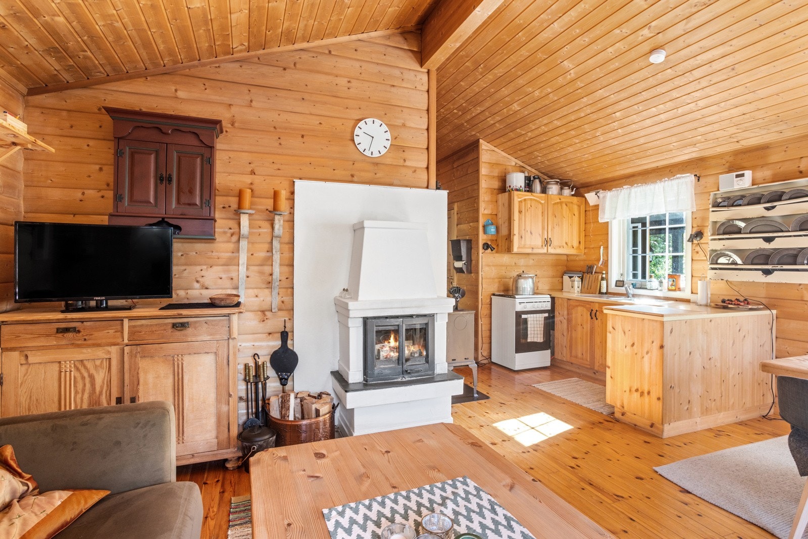 Peisovn med glassdør flott plassert i stuen gir god varme og setter stemmningen. Galleribilde