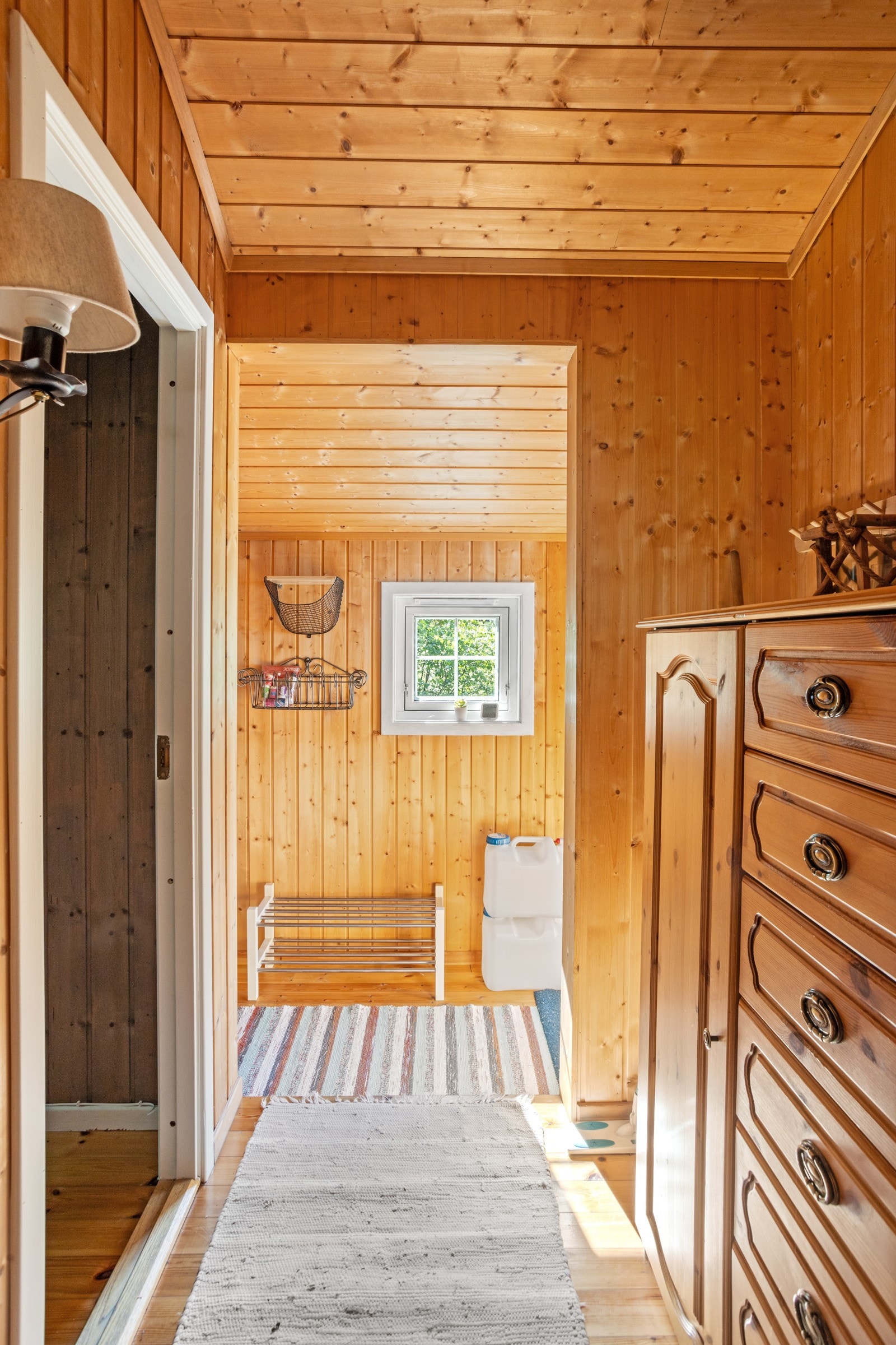 Fra gangen møter du toalettrommet til venstre og en liten garderobe plass på høyre side Galleribilde