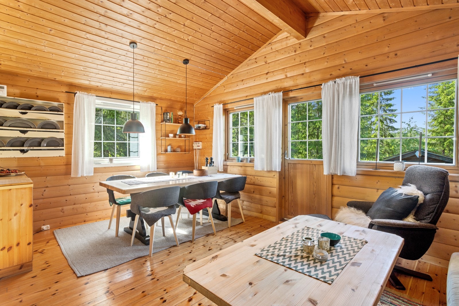 Stuen har plass til både sofakrok og spisesstue, her kan man nyte fine kvelder med god mat. Det er også utgang til terrassen. Galleribilde