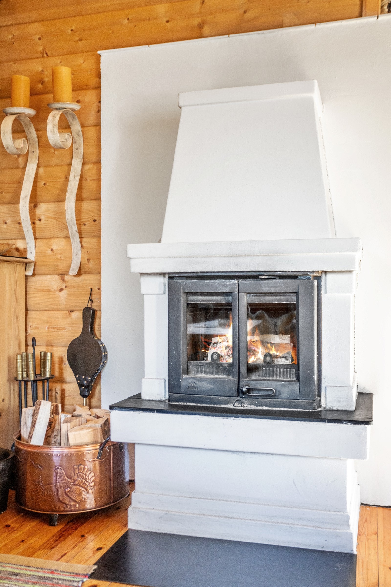 Peisovn med glassdør i stue. Galleribilde