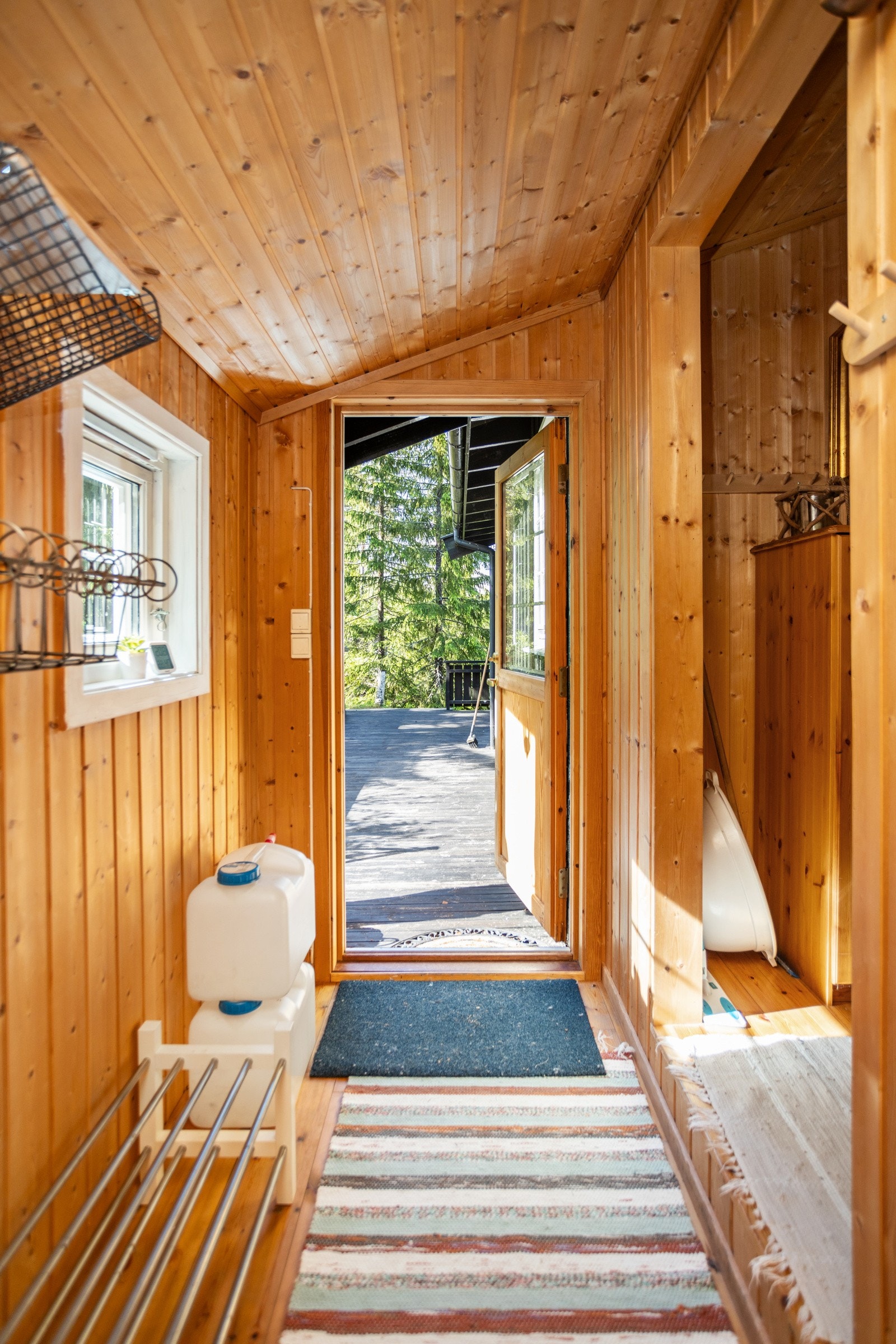 Videre er ankomst til inngangspartiet fra terrassen Galleribilde