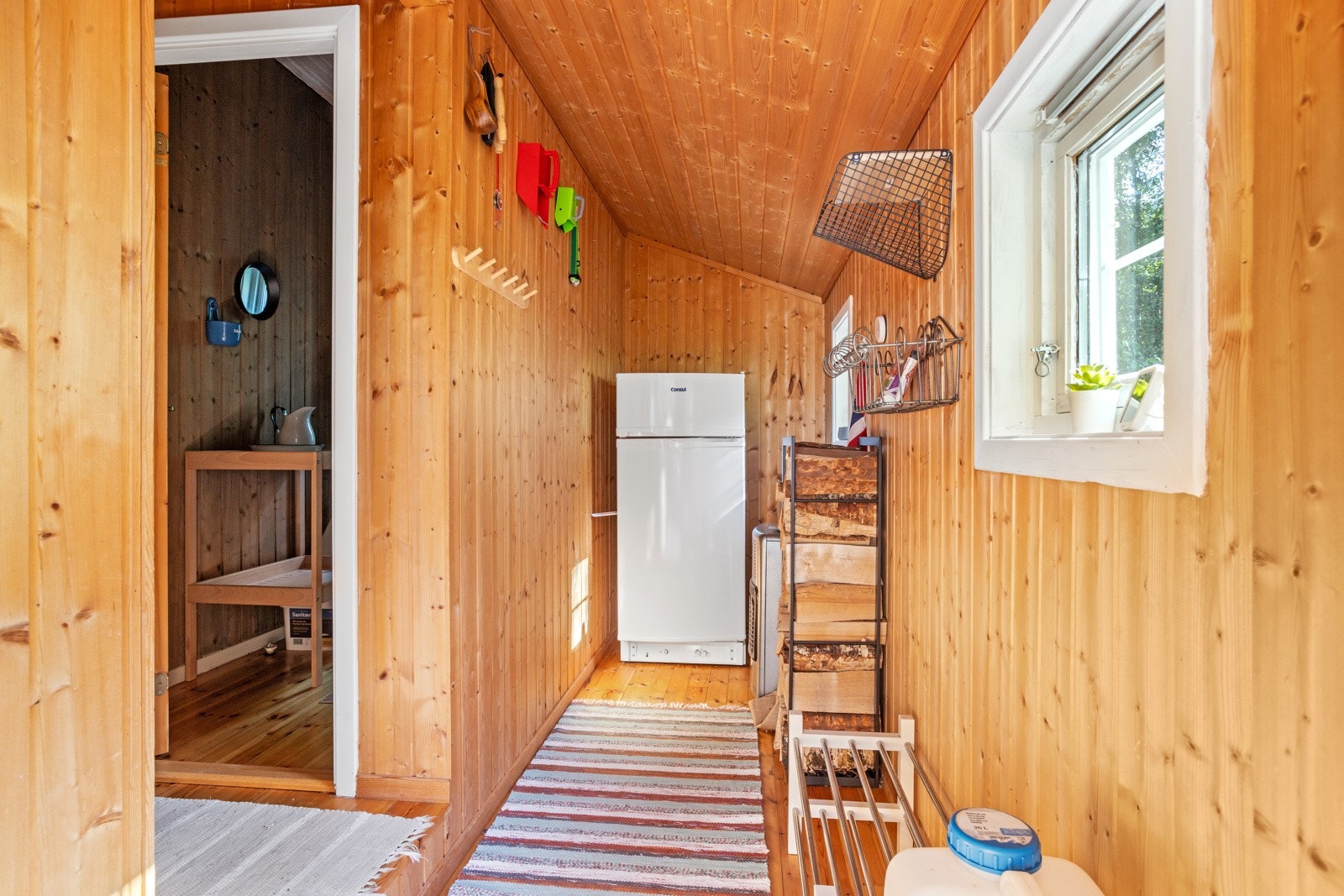 Velkommen inn - Entré med plass til yttertøy og sette bort sko. Her står også kjøleskapet. Galleribilde