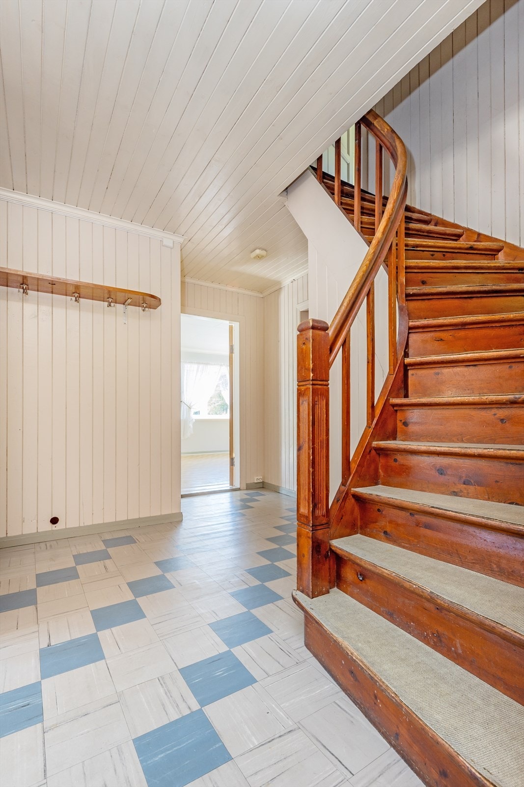 Gang og loftstrapp Galleribilde