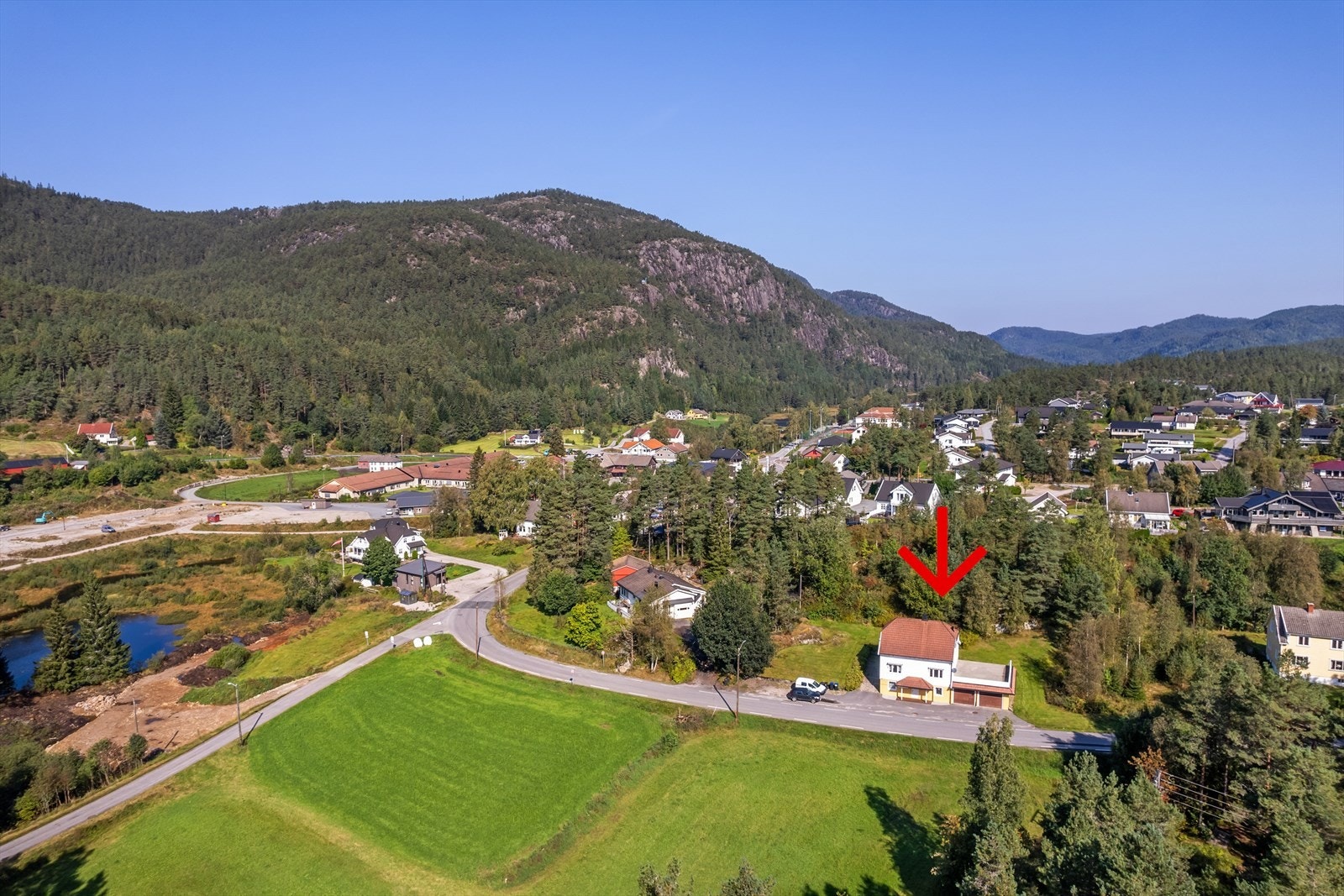 Selandsdalsveien 36 - bl.a. butikk og skole i nærområdet. Galleribilde