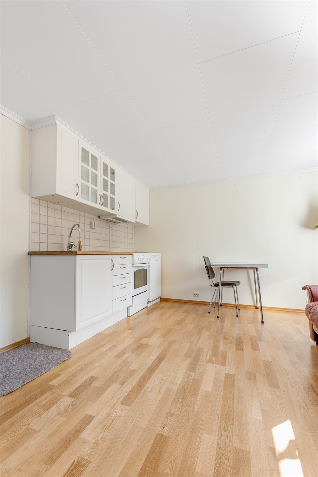 Rom i kjeller innredet med kjøkken Galleribilde