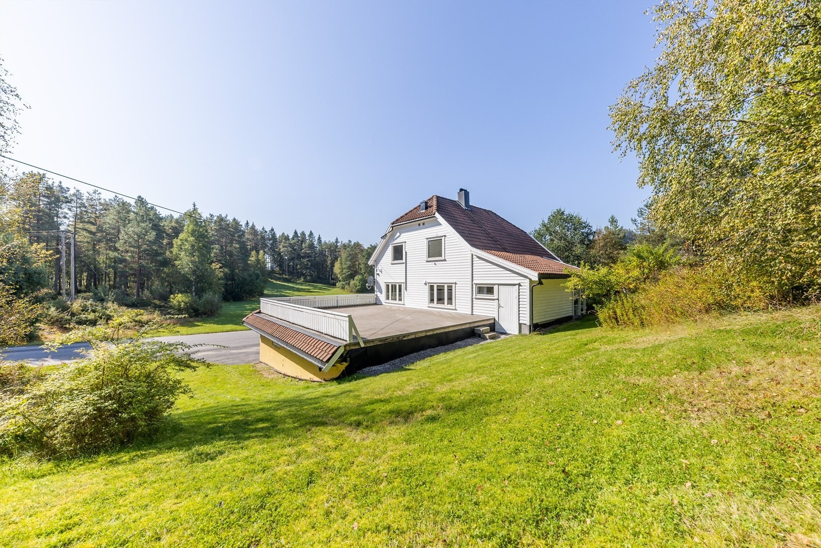 Stor eiertomt - opparbeidet plen og hage Galleribilde