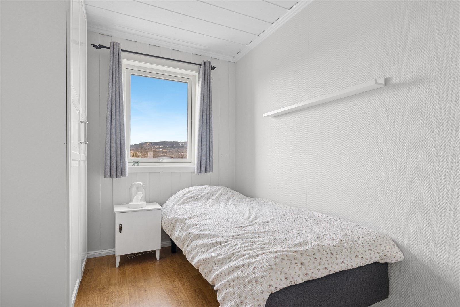 Soverom to har garderobeskap Galleribilde