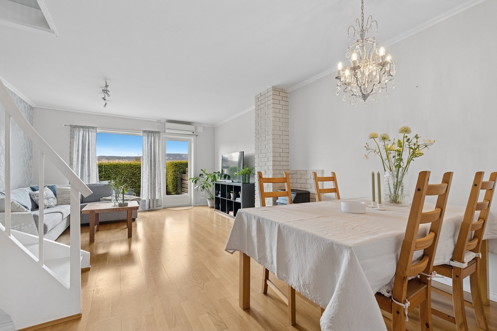 Stuen er lys og åpen med stort vindu og dør med godt lysinnslipp. Galleribilde